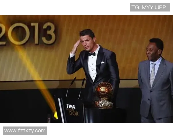 足球明星秋衣高清图片展示运动魅力与时尚风采的完美结合